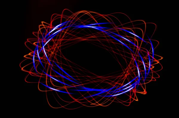 Espiral claro, linhas vermelhas e azuis em um fundo preto — Fotografia de Stock