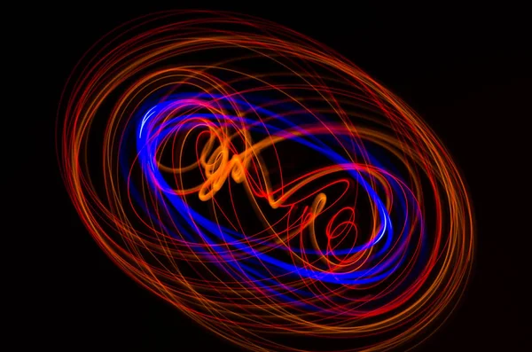 Spirale légère, lignes rouges et bleues sur fond noir — Photo