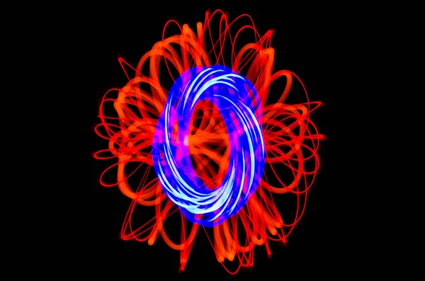 Işık spiral, siyah bir arka plan üzerinde kırmızı ve mavi çizgiler