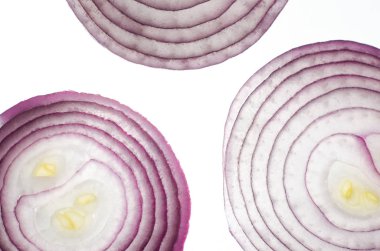 kesilmiş bir makroda kırmızı soğan