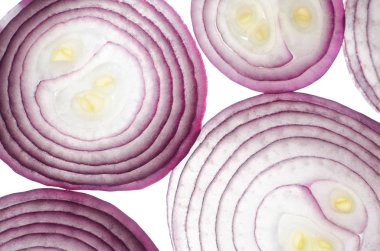 kesilmiş bir makroda kırmızı soğan