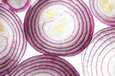 kesilmiş bir makroda kırmızı soğan