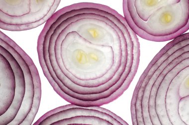 kesilmiş bir makroda kırmızı soğan