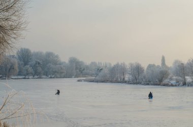 donmuş göl üzerinde kış balıkçılık