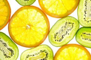 kivi, kesilmiş beyaz arka planda turuncu