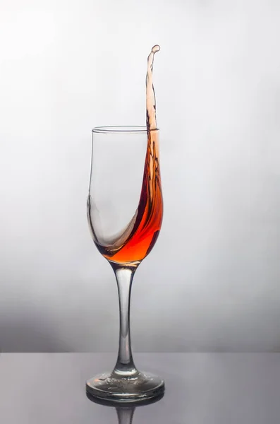 Подрібнення червоного вина в склянці — стокове фото