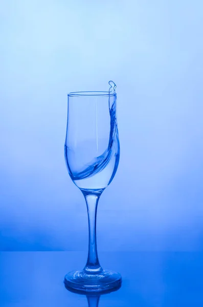 Víz fröccsenés egy pohárban — Stock Fotó