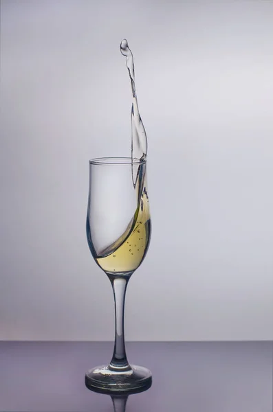 Splash w kieliszku szampana — Zdjęcie stockowe