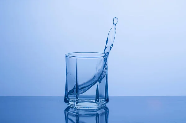 Брызги воды в стакане — стоковое фото