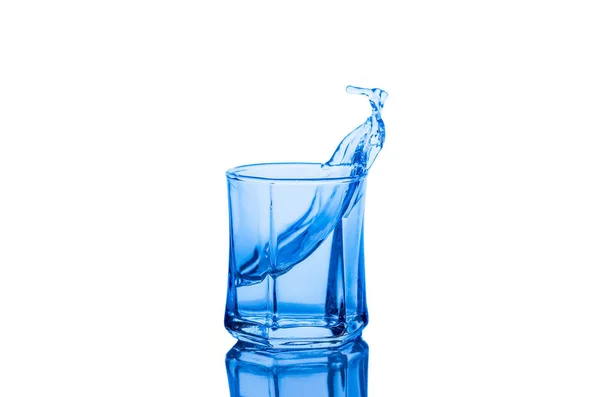 Spritzwasser in einem Glas auf weißem Hintergrund — Stockfoto