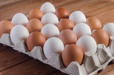 ahşap bir masa üzerinde bir tepsi içinde yumurta