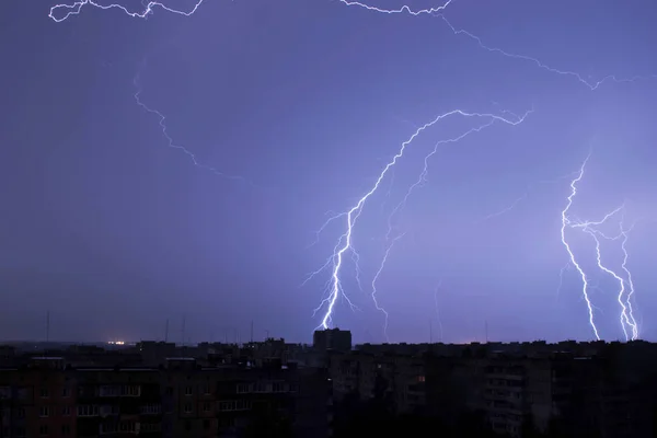 Lightning på natthimlen slår taket av huset — Stockfoto