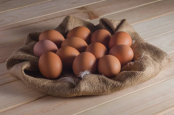 Ahşap bir masa üzerinde bir Sivas'tan üzerinde kahverengi yumurta