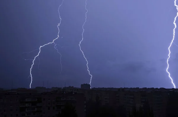 Lightning in the night sky strikes the roof of the house — Stock Photo, Image