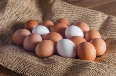 Sivas'tan ahşap masa üzerinde yumurta