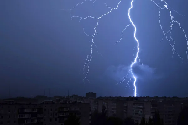 Lightning in the night sky strikes the roof of the house — Stock Photo, Image