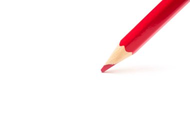 Beyaz arkaplanda kırmızı kalem