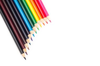 Beyaz arkaplanda renkli kalemler