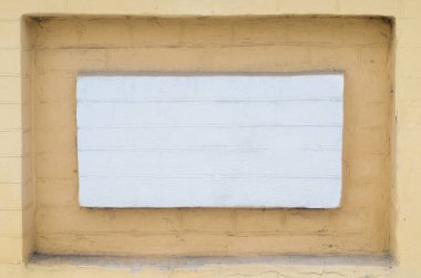 Niş duvarında beyaz ve sarı boyalı