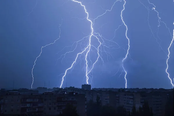 Blitz über der Stadt am Nachthimmel schlägt in Hausdach ein — Stockfoto