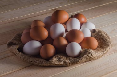 Sivas'tan ahşap masa üzerinde yumurta