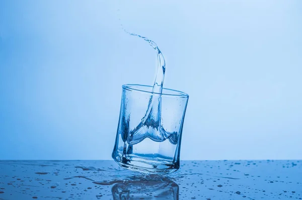 Брызги воды в стакане — стоковое фото