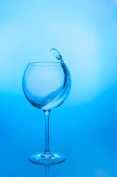 Salpicadura de agua en vidrio redondo — Foto de Stock