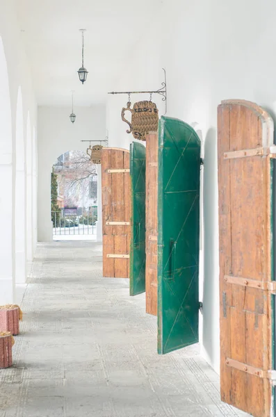 Коридор с арками, железными и деревянными дверями — стоковое фото