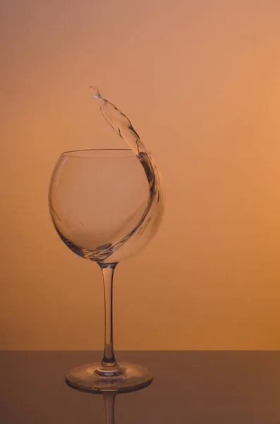 Salpicadura de agua en vidrio redondo — Foto de Stock