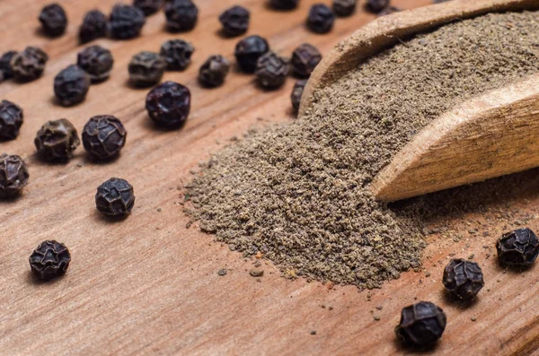 Zemin Karabiber ve bezelye bir ahşap masa ve Kepçe