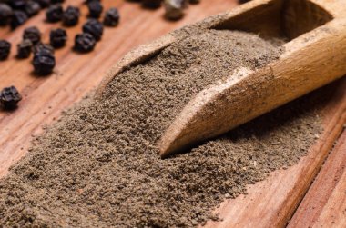 Zemin Karabiber ve bezelye bir ahşap masa ve Kepçe