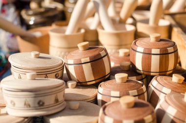 Bir kapak ile boş ahşap kase