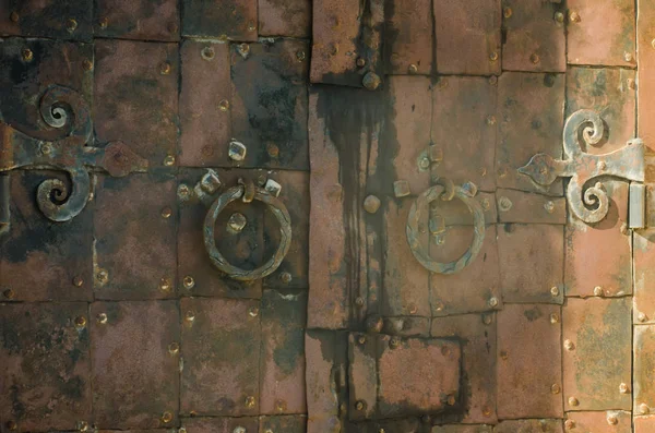 鍛造古いさびた鉄の扉 — ストック写真