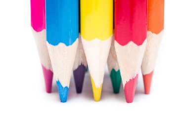 Beyaz arka plan portre üzerinde renkli kalemler