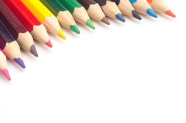 Beyaz arka plan portre üzerinde renkli kalemler