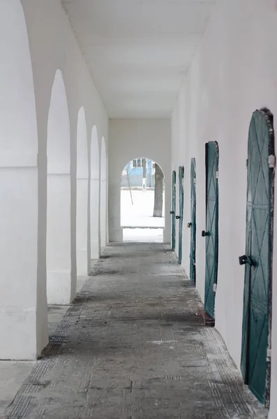 Couloir avec voûtes, portes en fer et bois — Photo