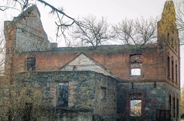 Старое заброшенное здание без крыши и окон — стоковое фото