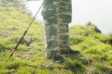 Nehirde Dönen Çubukla Bir Balıkçı