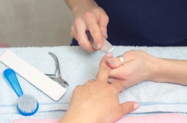 Asıl çivi manikür için hazırlar.