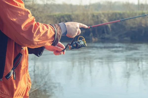 Hände des Fischers beim Spinnen — Stockfoto