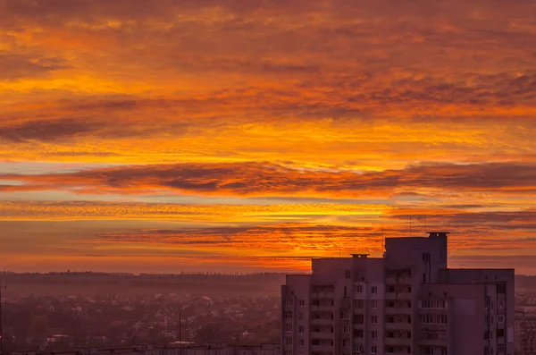 Coucher de soleil rouge sur la ville — Photo