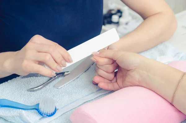 The master prepares the nails for manicure — Stock Photo, Image