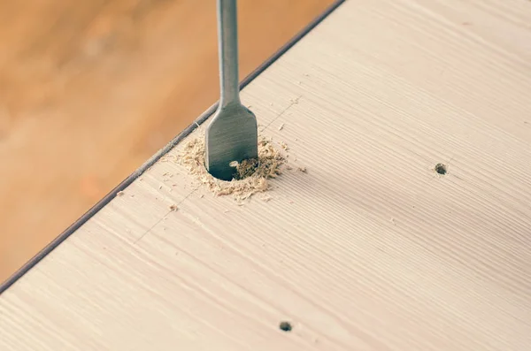 Boren van gaten in een houten blok — Stockfoto