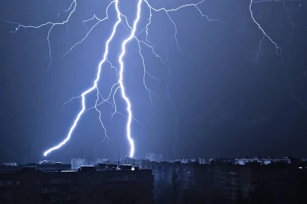 Yıldırım gece gökyüzünde Evin çatısı