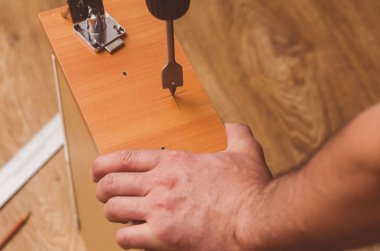 Gömme kilit yüklemek için bir matkapla delik