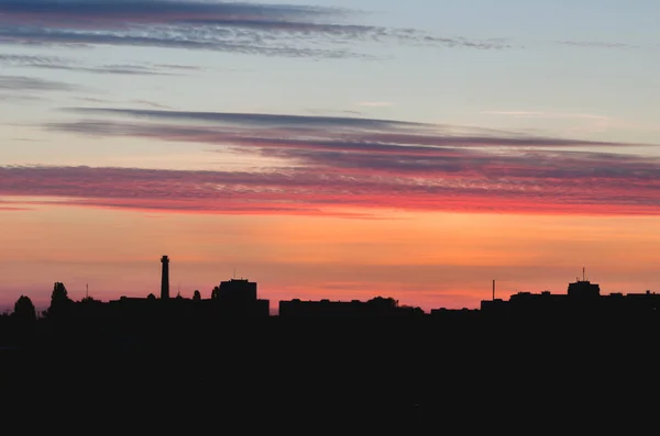 Silhouette of the city at sunset — Stock Photo, Image