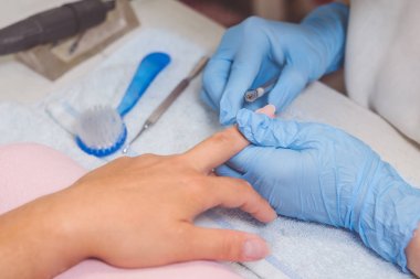 Asıl çivi manikür için hazırlar.