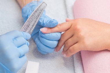 Asıl çivi manikür için hazırlar.