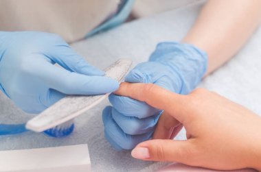 Asıl çivi manikür için hazırlar.