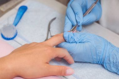 Asıl çivi manikür için hazırlar.